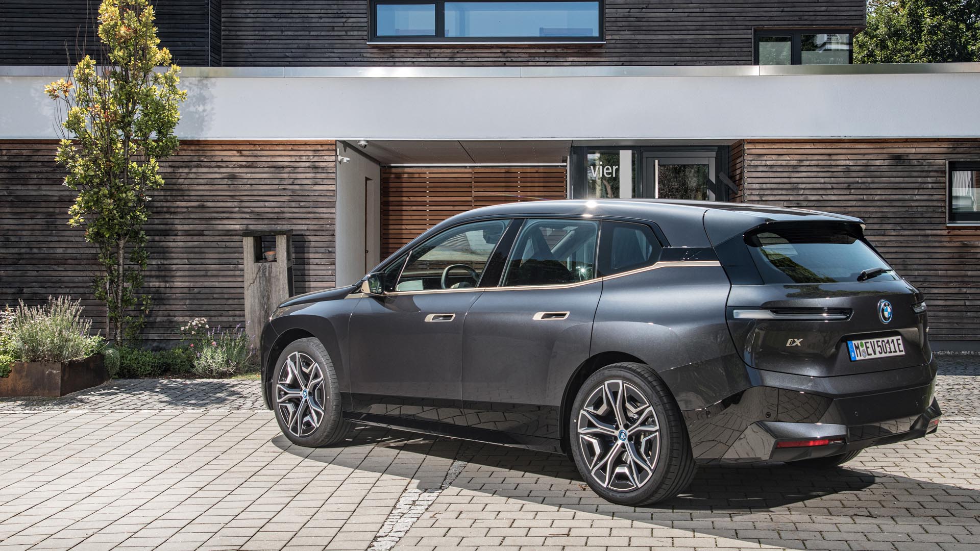 BMW iX Review & Prices 2023 | AutoTrader UK